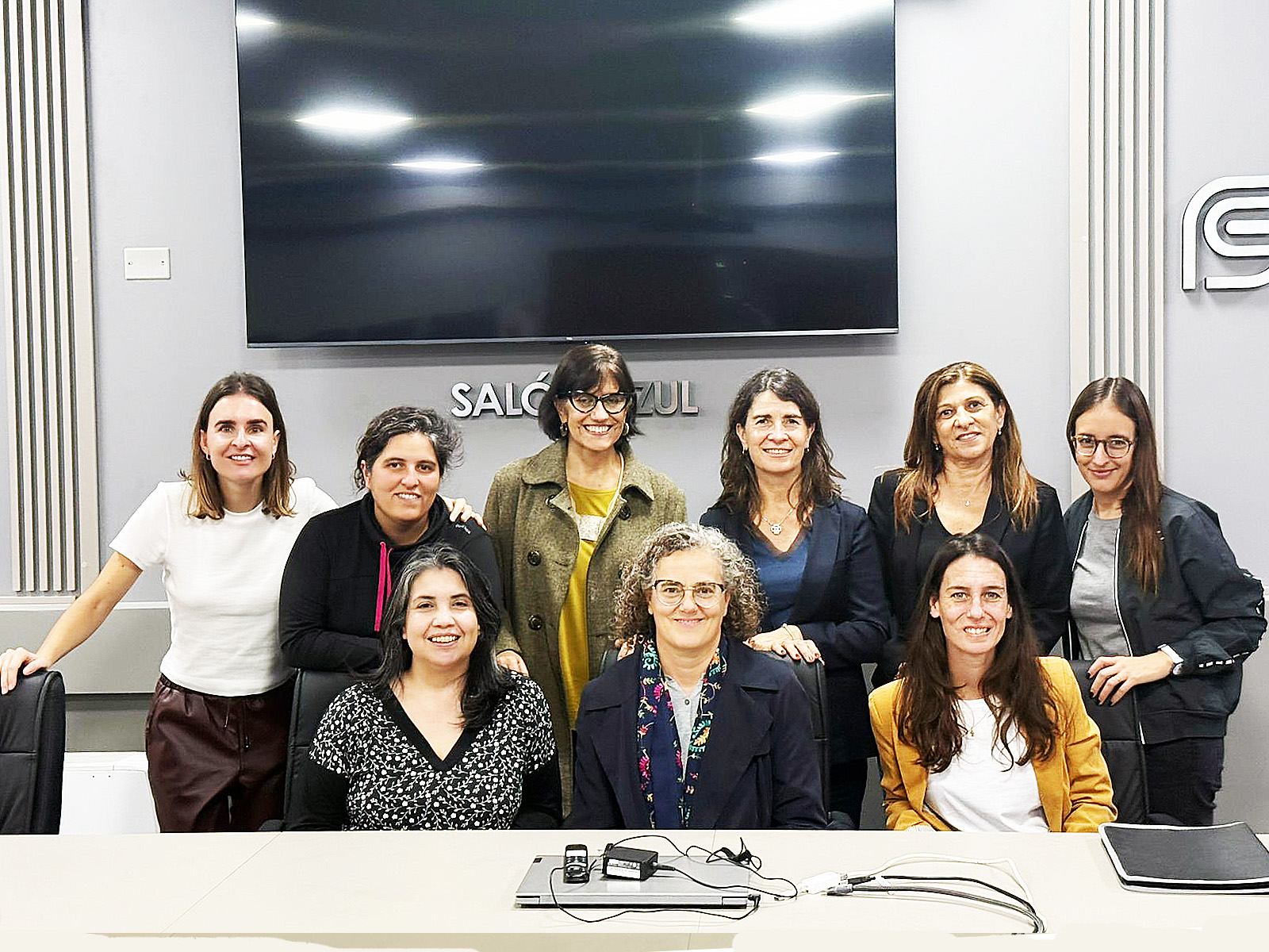 De izq. a der. De pie: Natalia Mongue (Revista Perspectivas UNLPam), Karina Andriola (UNLPam/UNLP), Silvana Begala (UNC), Laura Ochoa (USI/Revista Latinoamericana de Sociología Jurídica), Julia Bruzzone (USI/Revista Jurídica de San Isidro Serie Contemporánea CASI) y Claudia Machado. Sentadas –UNLPAM-: Daniela Escobar, Daniela Zaikoski Biscay y Micaela Valderrey