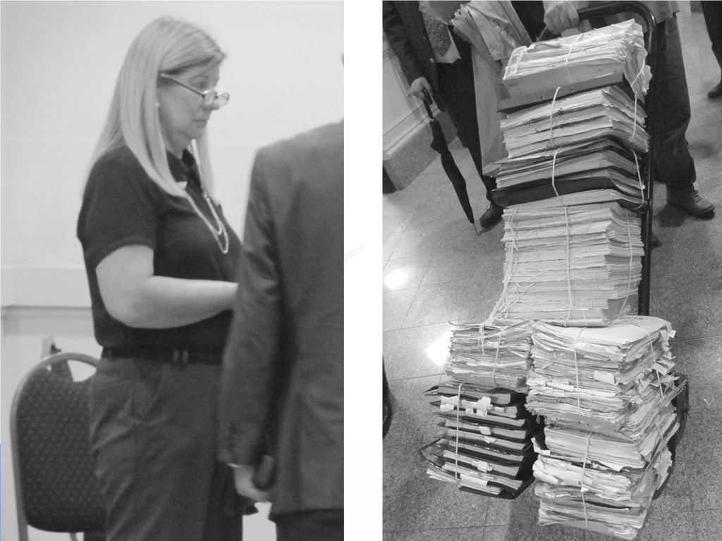 La ex jueza Velázquez,  al concluir la lectura del veredicto que la  destituyó de su cargo (La Plata, 20/9/2017) y los cuerpos del expediente instado por el Colegio de Abogados de San Isidro.