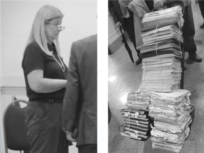 La ex jueza Velázquez,  al concluir la lectura del veredicto que la  destituyó de su cargo (La Plata, 20/9/2017) y los cuerpos del expediente instado por el Colegio de Abogados de San Isidro.